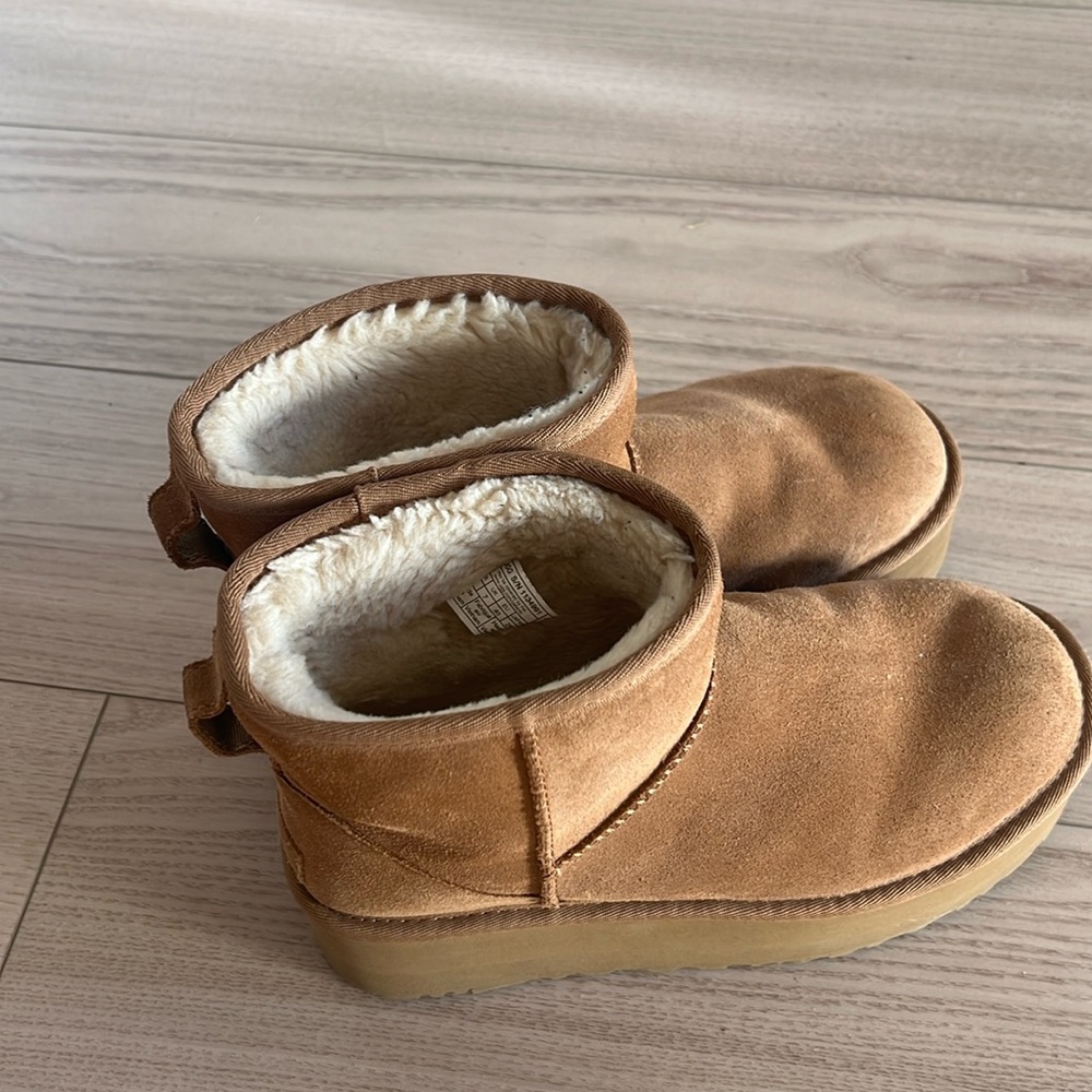 Women’s Ugg Platform Classics, size 9